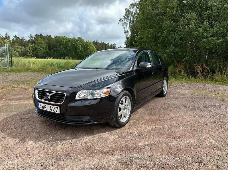 Svart Begagnad 2010 Volvo S40 Momentum Sedan | 59 000 kr (Marknadspris) - Bild 1/4