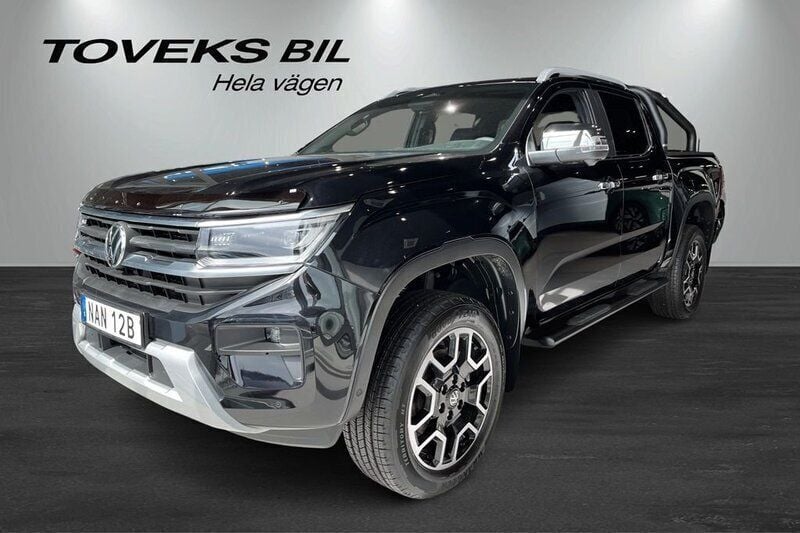 Svart (midnight black metallic) Begagnad 2023 VW Amarok Style Pickup | 679 000 kr (Marknadspris) - Bild 1/4
