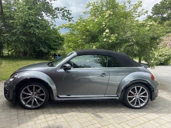 Grå Begagnad 2017 VW Beetle GT Cab | 295 000 kr - Bild 1/3