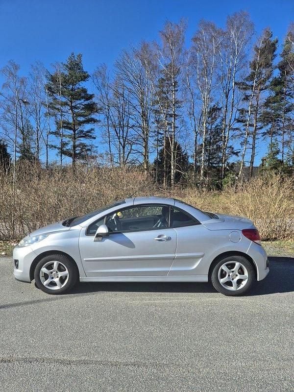 Grå Begagnad 2012 Peugeot 207 CC Cab | 35 000 kr (Marknadspris) - Bild 1/4