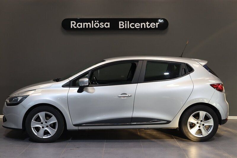 Silver Begagnad 2016 Renault Clio IV Dynamique Halvkombi | 64 900 kr (Marknadspris) - Bild 1/4
