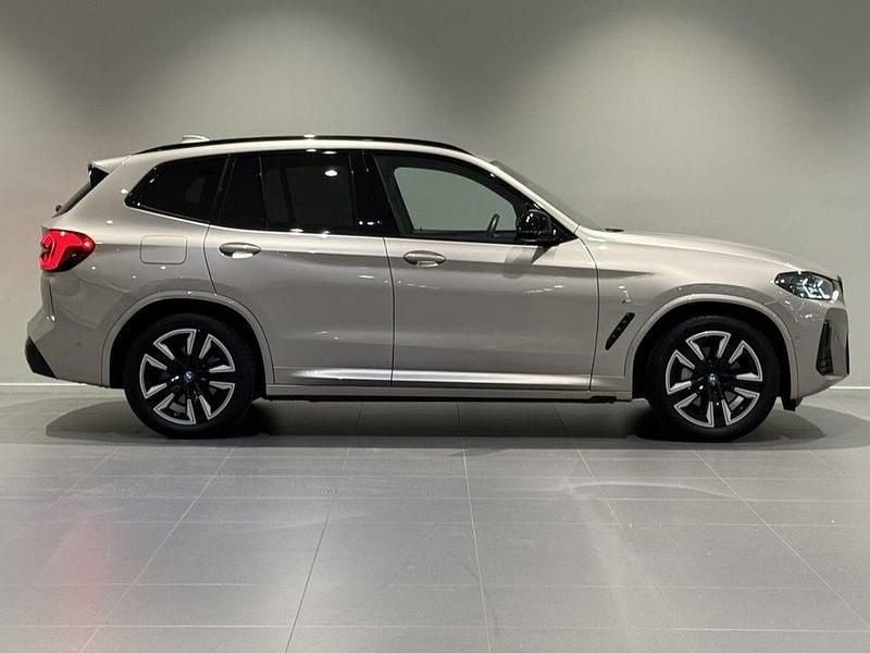 Begagnad BMW iX3 M Sport 210 kW (286 HK) 2024 Grå (kaschmir silver metallic) SUV