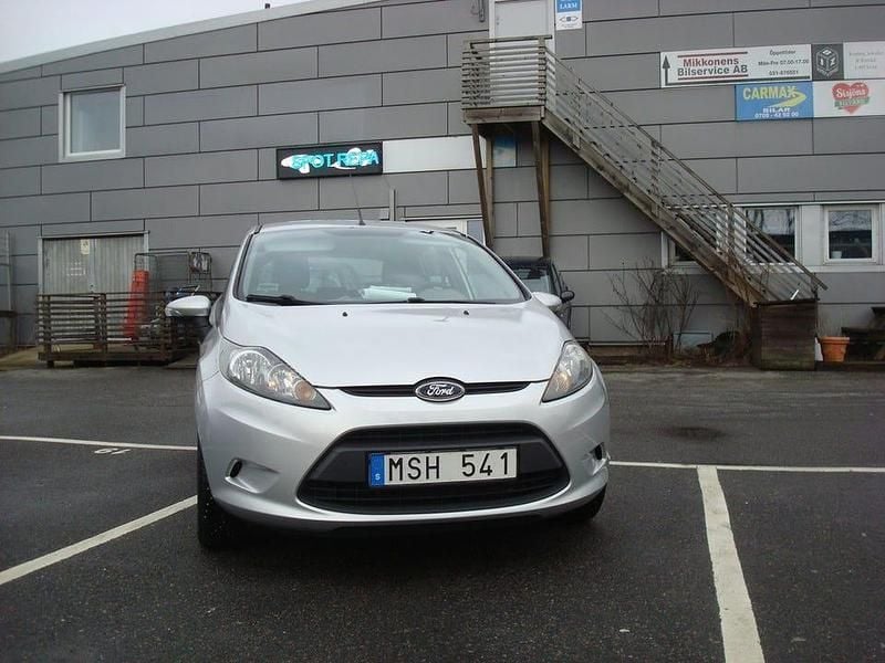 Begagnad Ford Fiesta 70 HK (51 kW) 2013 Grå Halvkombi