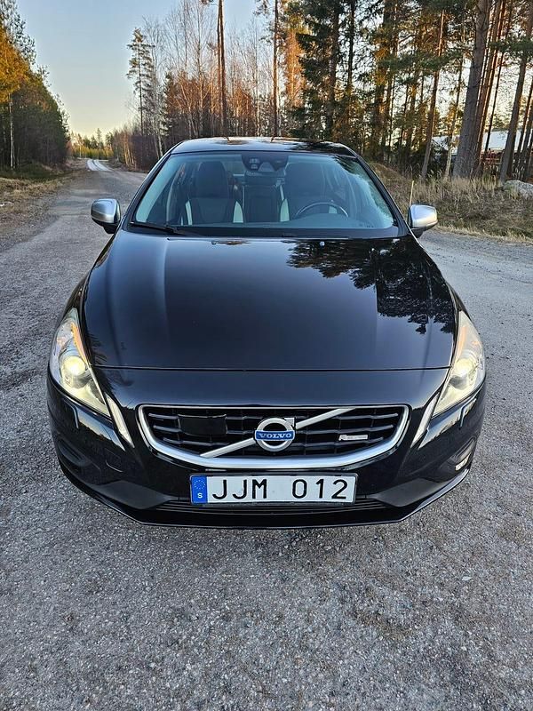 Begagnad Volvo S60 R-Design 304 HK (223 kW) 2012 Svart metallic Sedan