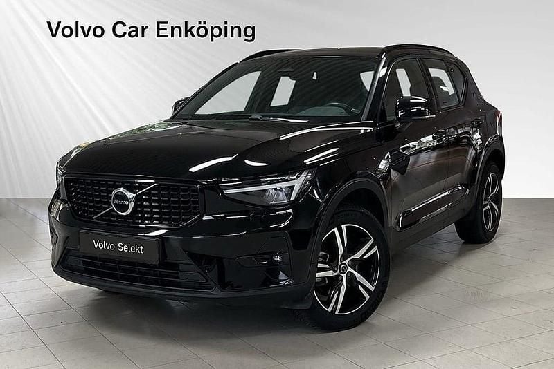 Svart Begagnad 2024 Volvo XC40 Plus SUV | 379 900 kr (Marknadspris) - Bild 1/2