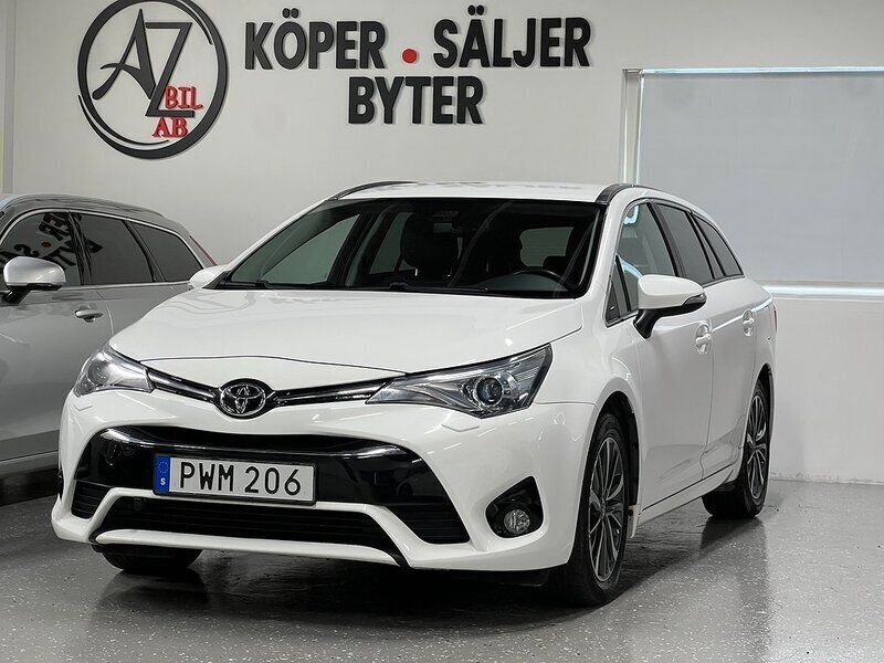 Vit Begagnad 2016 Toyota Avensis Multidrive S Kombi | 169 900 kr (Marknadspris) - Bild 1/3