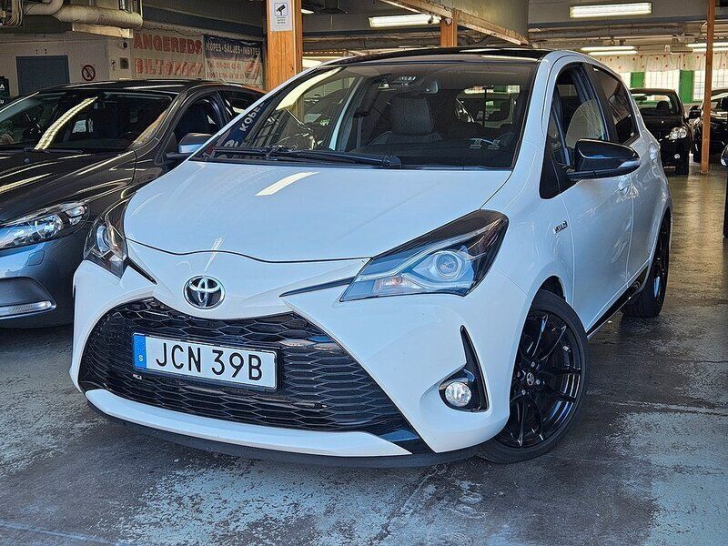 Vit Begagnad 2020 Toyota Yaris Hybrid Sport Halvkombi | 159 999 kr (Superpris) - Bild 1/4