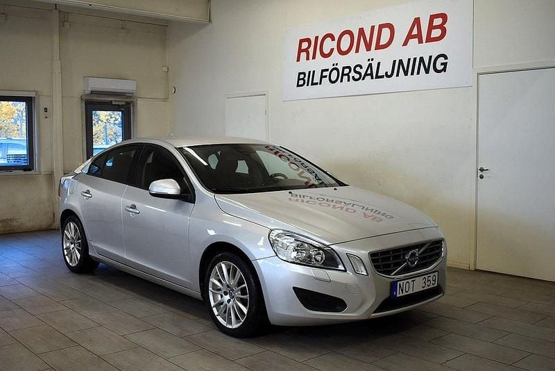 Ljusgrå Begagnad 2011 Volvo S60 Sedan | 69 900 kr (Marknadspris) - Bild 1/4