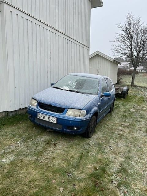 Blå Begagnad 2001 VW Polo Halvkombi | 5 000 kr (Superpris) - Bild 1/4
