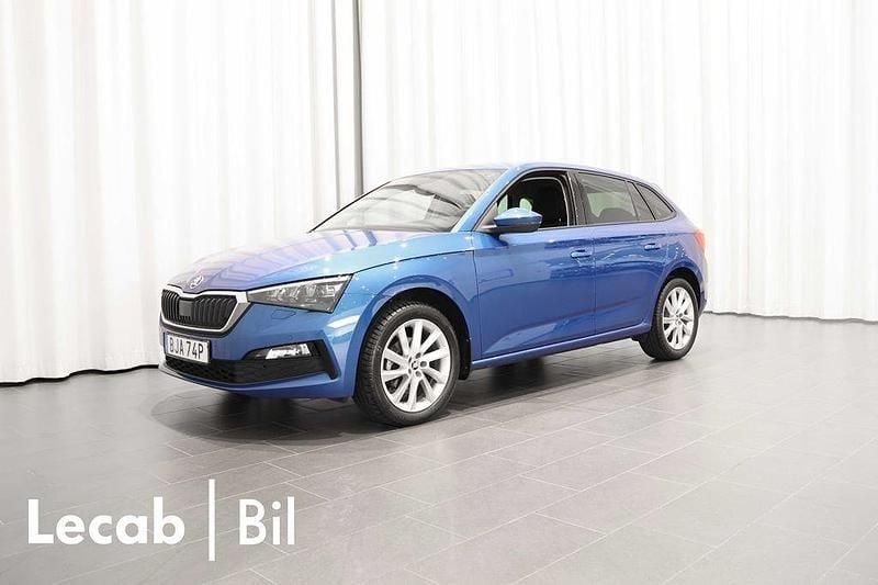Blå (race blue metallic) Begagnad 2023 Skoda Scala Halvkombi | 219 500 kr (Marknadspris) - Bild 1/4