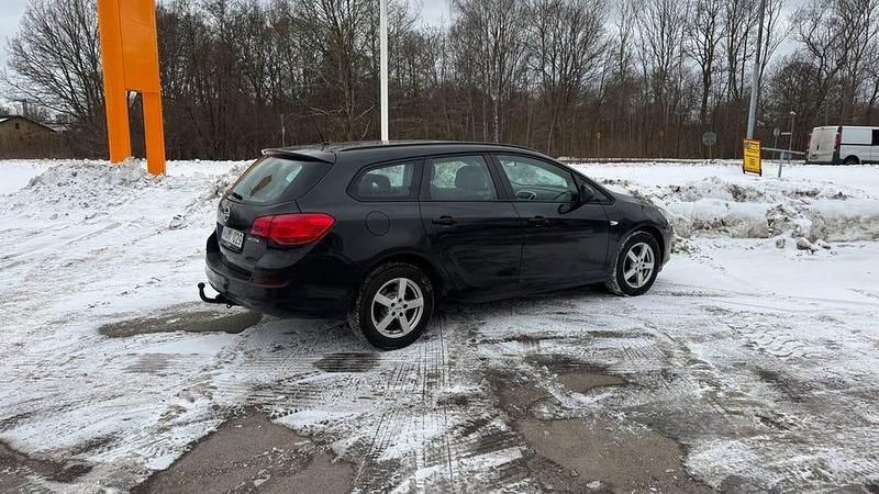 Begagnad Opel Astra Enjoy 110 HK (80 kW) 2012 Svart Kombi