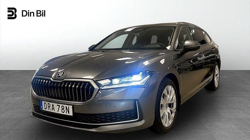 Grå (graphite grey metallic) Begagnad 2025 Skoda Superb Selection Kombi | 439 900 kr (Lite dyr) - Bild 1/4