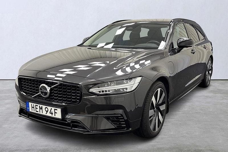 Grå Begagnad 2024 Volvo V90 Plus Kombi | 499 900 kr (Marknadspris) - Bild 1/4