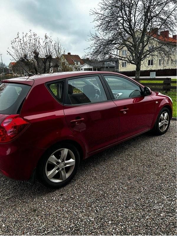 Röd Begagnad 2007 Kia Ceed EX Halvkombi | 30 000 kr (Marknadspris) - Bild 1/4