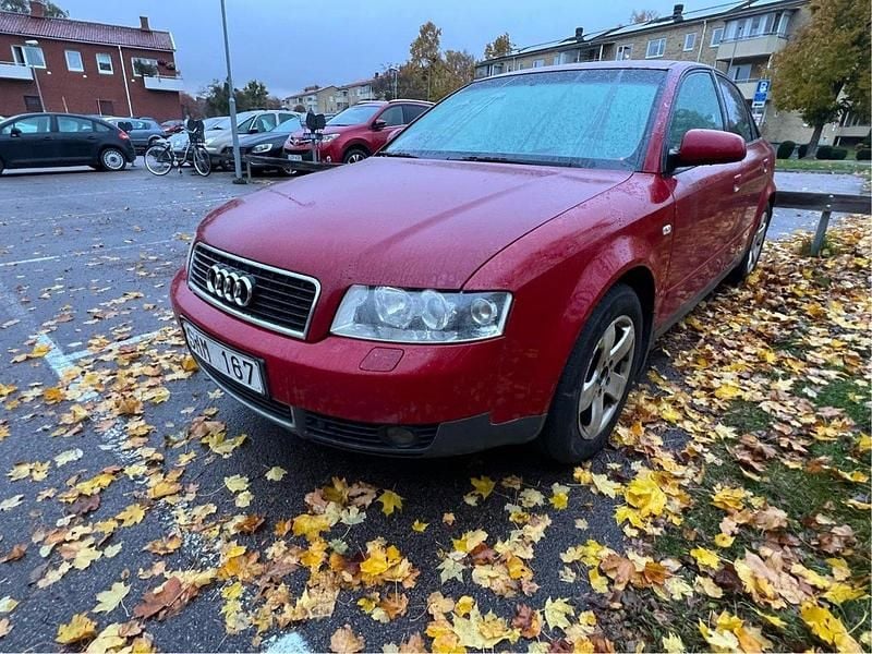 Röd Begagnad 2001 Audi A4 Sedan | 10 000 kr (Superpris) - Bild 1/4