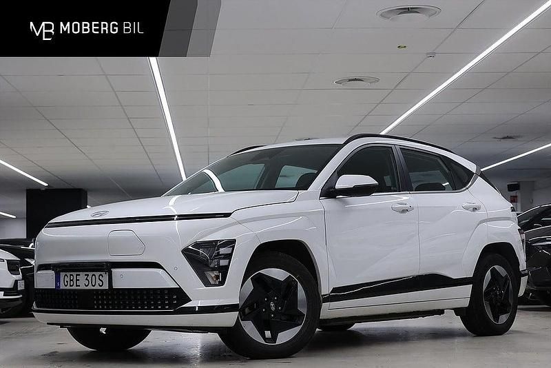 Vit Begagnad 2024 Hyundai Kona Essential SUV | 329 900 kr (Marknadspris) - Bild 1/2