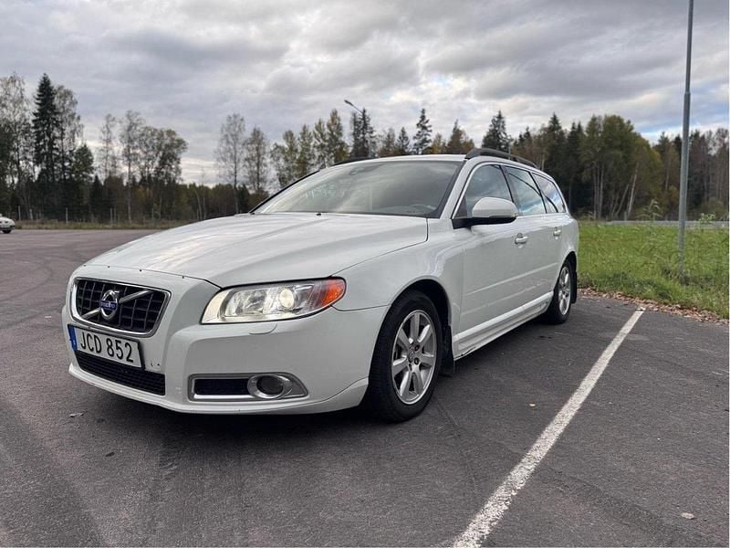Vit Begagnad 2012 Volvo V70 Momentum Kombi | 42 900 kr (Bra pris) - Bild 1/4