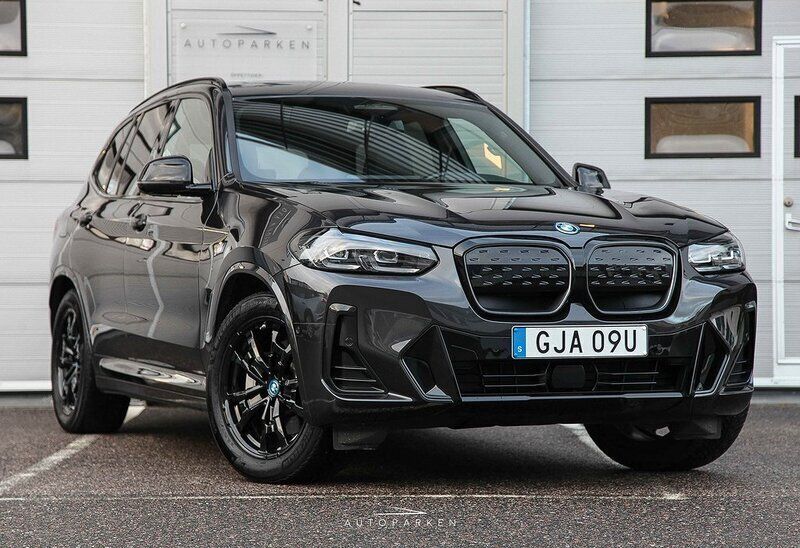 Grå Begagnad 2022 BMW iX3 M Sport SUV | 499 000 kr (Marknadspris) - Bild 1/4