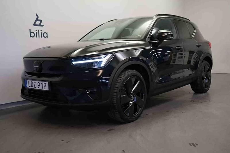 Svart Begagnad 2025 Volvo EX40 Single Motor Extended Range SUV | 519 500 kr (Marknadspris) - Bild 1/1