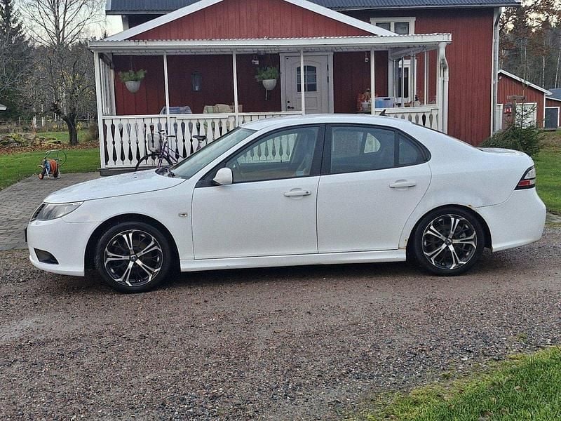 Vit Begagnad 2010 Saab 9-3 Vector Sedan | 35 000 kr (Superpris) - Bild 1/4