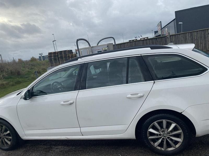 Vit Begagnad 2014 Skoda Octavia Ambition Kombi | 100 000 kr (Lite dyr) - Bild 1/4