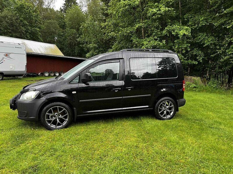 Svart Begagnad 2012 VW Caddy Comfortline Minibuss | 67 000 kr (Bra pris) - Bild 1/4