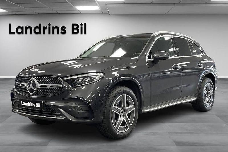 Grafitgrå metallic Begagnad 2025 Mercedes GLC300 AMG SUV | 679 000 kr - Bild 1/4