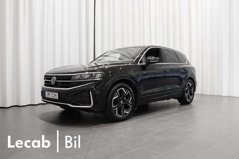 Grenadilla black metallic Begagnad 2024 VW Touareg R-line SUV | 749 500 kr (Lite dyr) - Bild 1/4