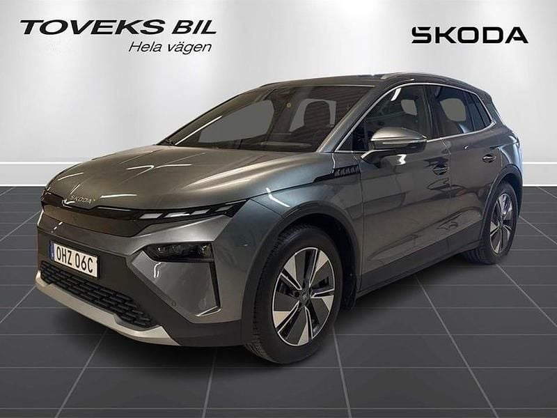 Grå (graphite grey metallic) Begagnad 2025 Skoda Elroq SUV | 479 000 kr (Marknadspris) - Bild 1/4
