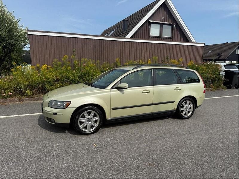 Grön Begagnad 2005 Volvo V50 Kombi | 15 000 kr (Marknadspris) - Bild 1/4