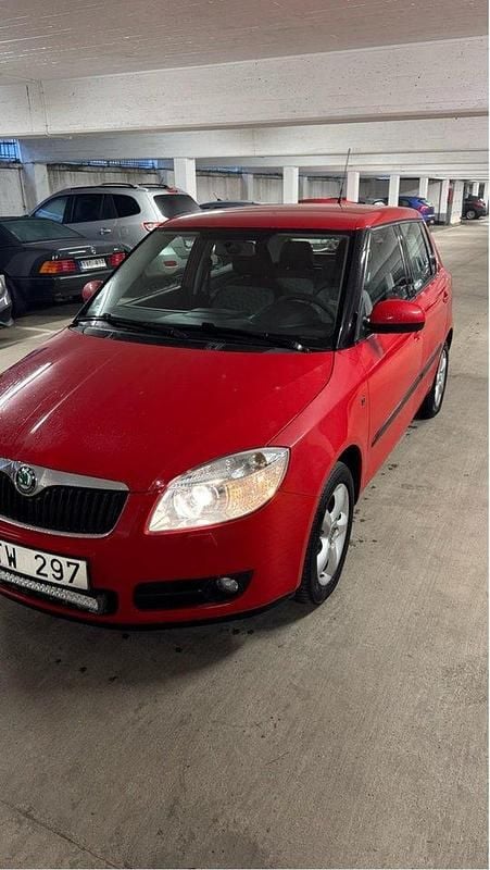 Röd Begagnad 2010 Skoda Fabia Halvkombi | 17 000 kr (Marknadspris) - Bild 1/4