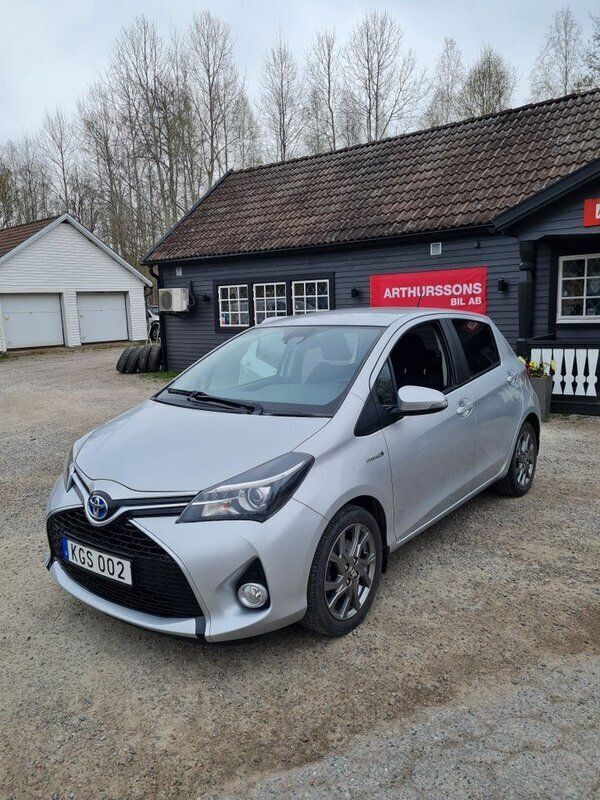 Silver Begagnad 2016 Toyota Yaris Hybrid Active Halvkombi | 148 000 kr (Marknadspris) - Bild 1/4