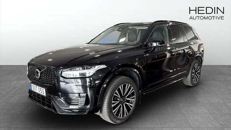 Svart (black) Begagnad 2022 Volvo XC90 R-Design SUV | 629 900 kr (Lite dyr) - Bild 1/4