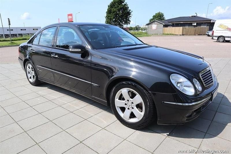 Svart Begagnad 2005 Mercedes 200 Avantgarde Sedan | 74 900 kr - Bild 1/4