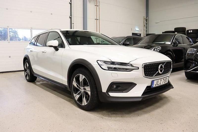 Begagnad Volvo V60 CC Momentum 190 HK (139 kW) 2019 Vit Kombi