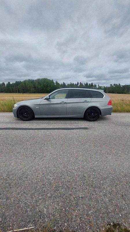 Grå Begagnad 2007 BMW 325 Advantage Kombi | 49 000 kr (Marknadspris) - Bild 1/4