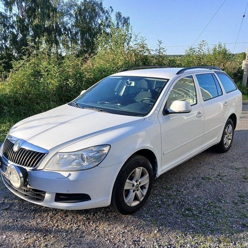 Silver Begagnad 2010 Skoda Octavia Ambiente Kombi | 39 000 kr (Marknadspris) - Bild 1/4