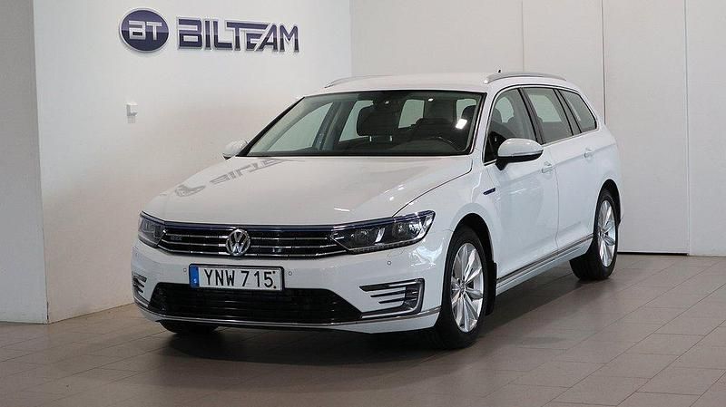 Vit Begagnad 2017 VW Passat GTE Kombi | 144 900 kr (Dyr) - Bild 1/4