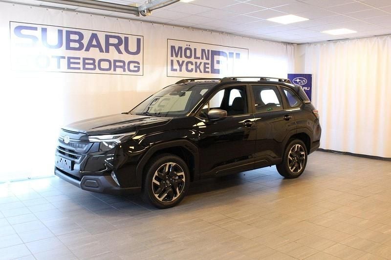 Svart (crystal black silica) Ny 2025 Subaru Forester SUV | 423 400 kr (Bra pris) - Bild 1/4
