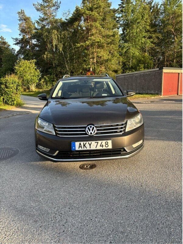 Brun Begagnad 2015 VW Passat Kombi | 54 999 kr (Superpris) - Bild 1/4
