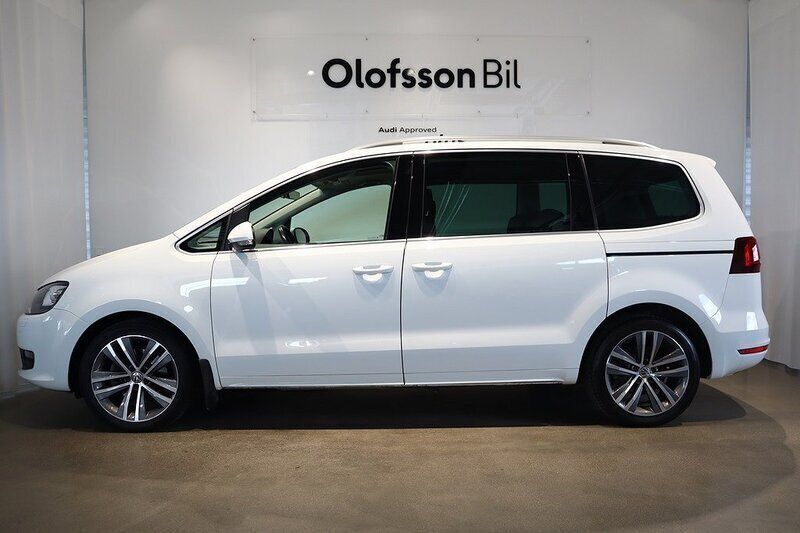Vit Begagnad 2022 VW Sharan Minibuss | 359 000 kr (Marknadspris) - Bild 1/4