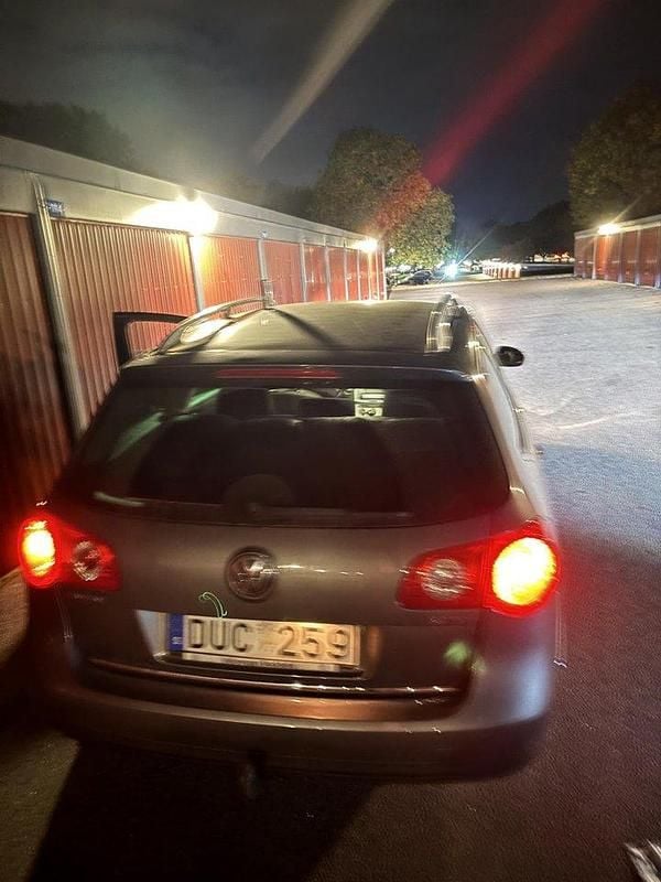 Grå Begagnad 2008 VW Passat Sportline Kombi | 23 900 kr (Bra pris) - Bild 1/4