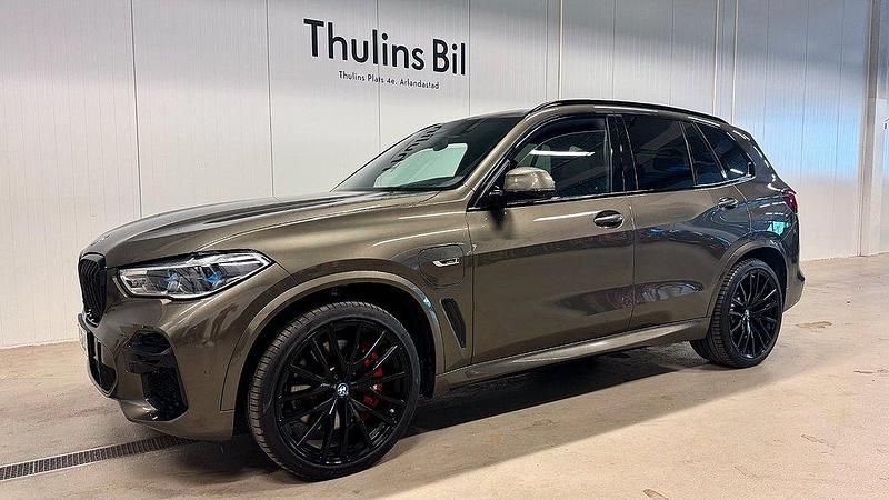 Ljusbrun Begagnad 2022 BMW X5 iPerformance SUV | 829 900 kr - Bild 1/4
