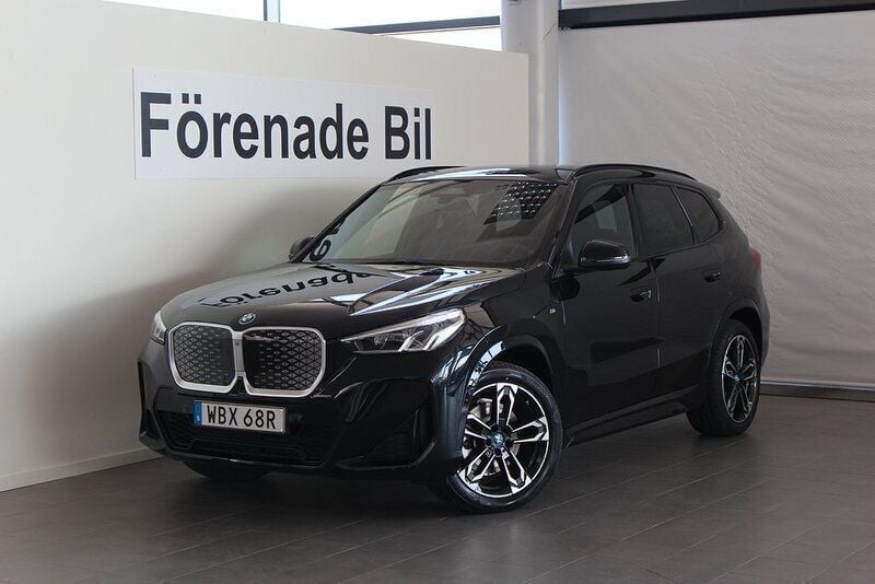Svart Ny 2025 BMW iX1 M Sport SUV | 626 500 kr (Marknadspris) - Bild 1/4
