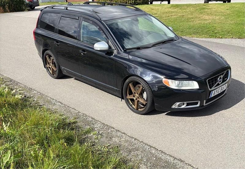 Svart Begagnad 2010 Volvo V70 R-Design Kombi | 75 000 kr (Marknadspris) - Bild 1/4