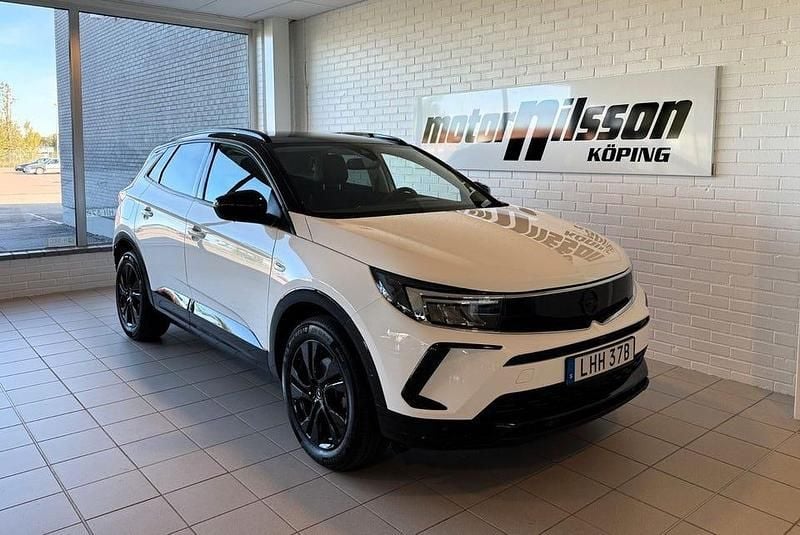 Vit Begagnad 2024 Opel Grandland X GS Line SUV | 269 500 kr (Marknadspris) - Bild 1/4
