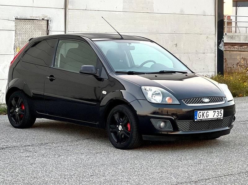 Svart Begagnad 2008 Ford Fiesta Halvkombi | 24 900 kr (Marknadspris) - Bild 1/4