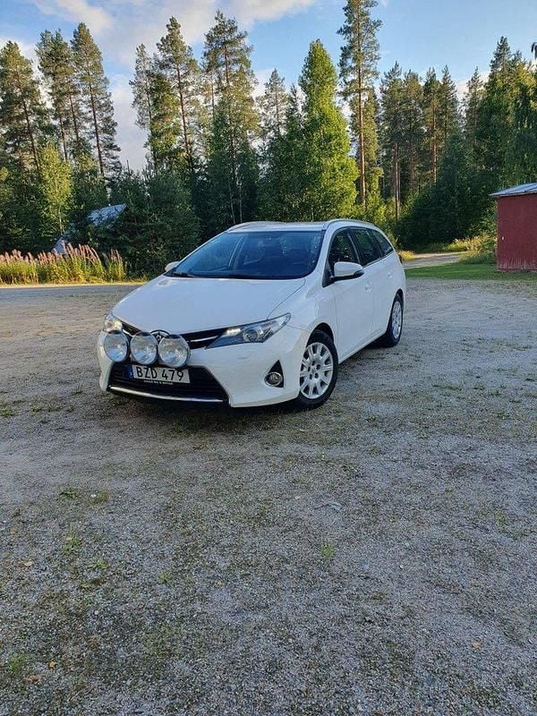 Vit Begagnad 2013 Toyota Auris Touring Sports Active Kombi | 75 000 kr (Marknadspris) - Bild 1/4