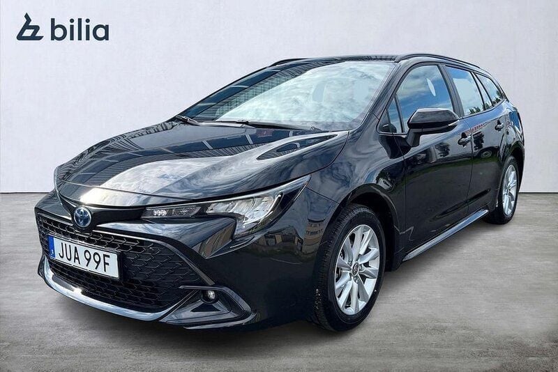 Svart Begagnad 2024 Toyota Corolla Active Kombi | 306 900 kr (Marknadspris) - Bild 1/4
