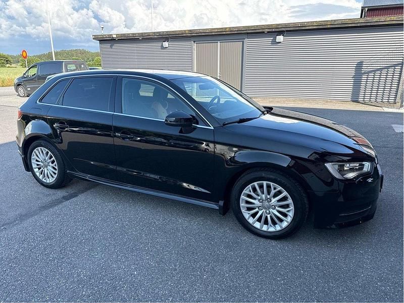 Svart Begagnad 2016 Audi A3 Sportback Attraction Halvkombi | 115 000 kr (Marknadspris) - Bild 1/4